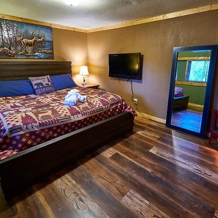 Steps From Downtown Pigeon Forge Parkway + Private Hottub And Firepit - Wifi - Firefly Bungalows Dış mekan fotoğraf