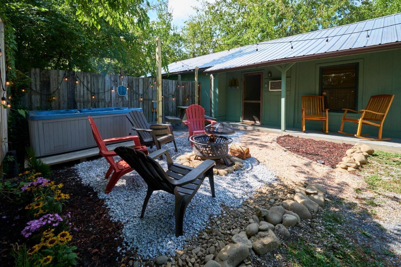 Steps From Downtown Pigeon Forge Parkway + Private Hottub And Firepit - Wifi - Firefly Bungalows Dış mekan fotoğraf