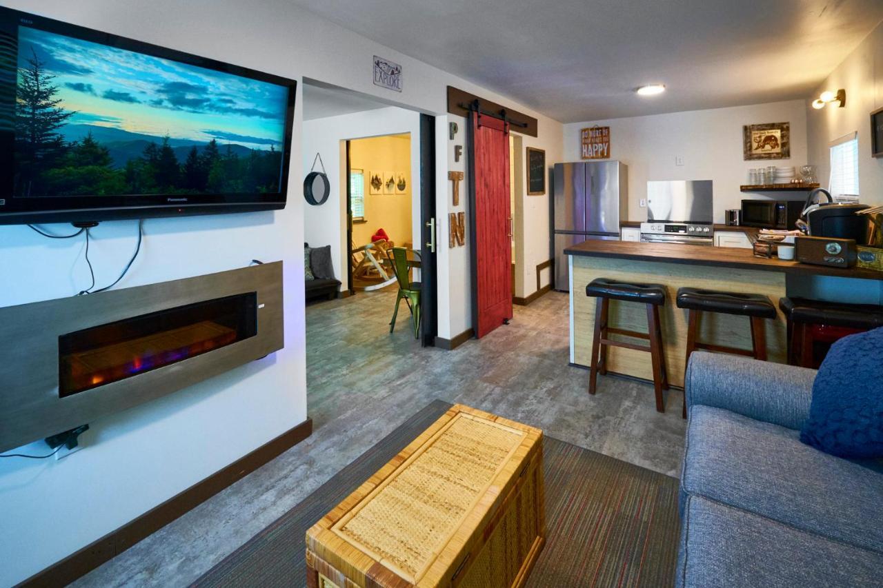 Steps From Downtown Pigeon Forge Parkway + Private Hottub And Firepit - Wifi - Firefly Bungalows Dış mekan fotoğraf