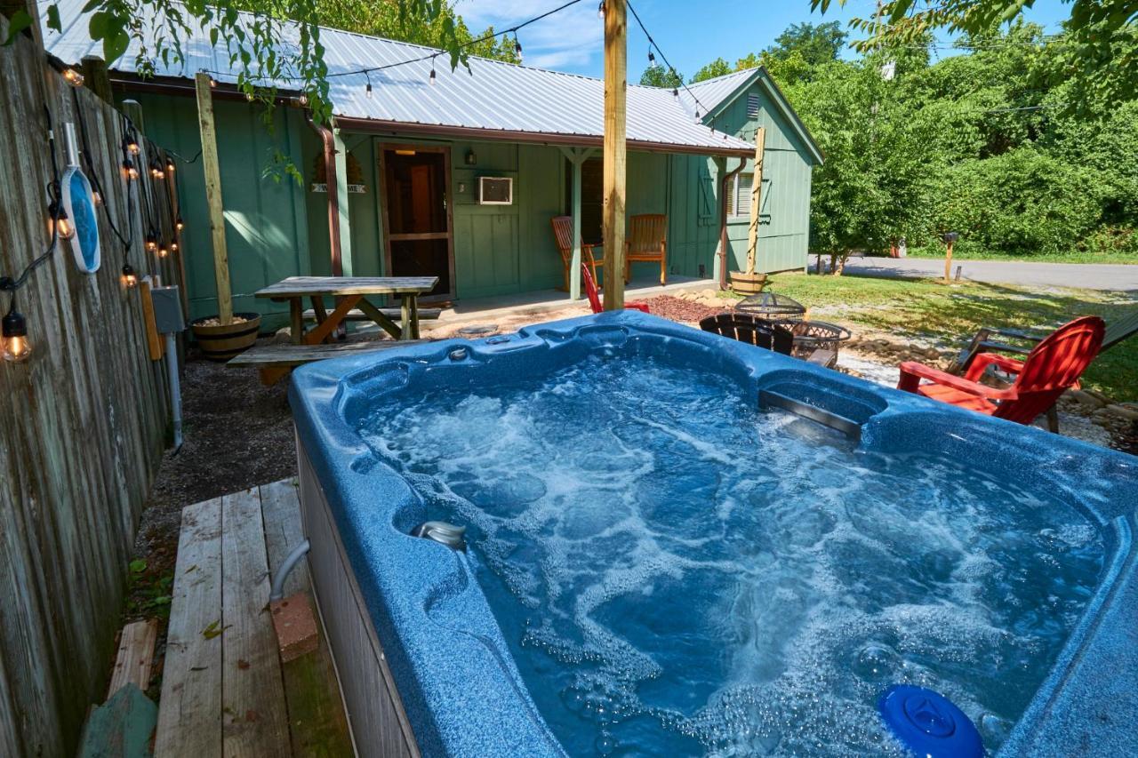 Steps From Downtown Pigeon Forge Parkway + Private Hottub And Firepit - Wifi - Firefly Bungalows Dış mekan fotoğraf