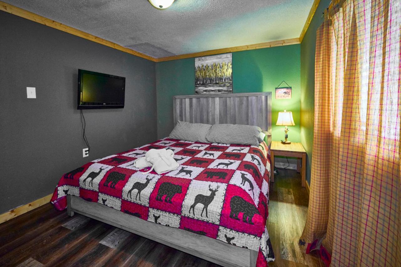 Steps From Downtown Pigeon Forge Parkway + Private Hottub And Firepit - Wifi - Firefly Bungalows Dış mekan fotoğraf