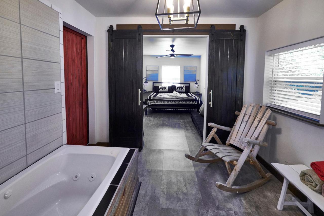 Steps From Downtown Pigeon Forge Parkway + Private Hottub And Firepit - Wifi - Firefly Bungalows Dış mekan fotoğraf
