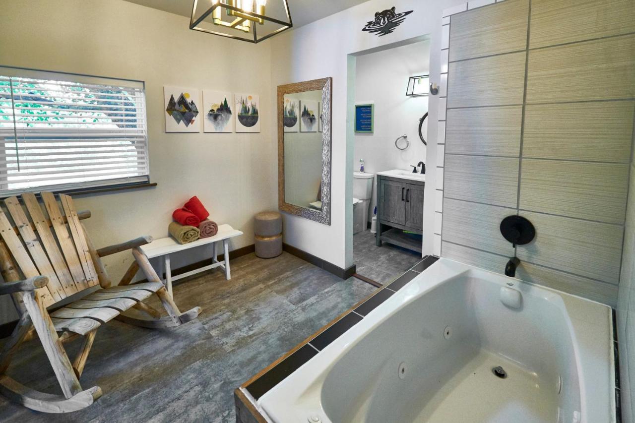 Steps From Downtown Pigeon Forge Parkway + Private Hottub And Firepit - Wifi - Firefly Bungalows Dış mekan fotoğraf