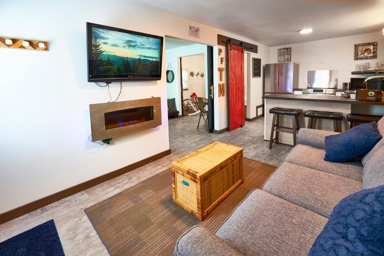 Steps From Downtown Pigeon Forge Parkway + Private Hottub And Firepit - Wifi - Firefly Bungalows Dış mekan fotoğraf