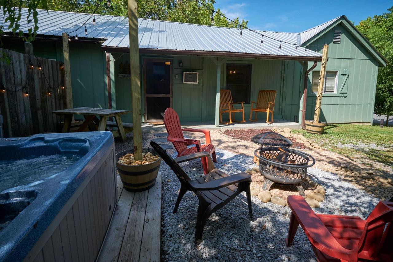 Steps From Downtown Pigeon Forge Parkway + Private Hottub And Firepit - Wifi - Firefly Bungalows Dış mekan fotoğraf