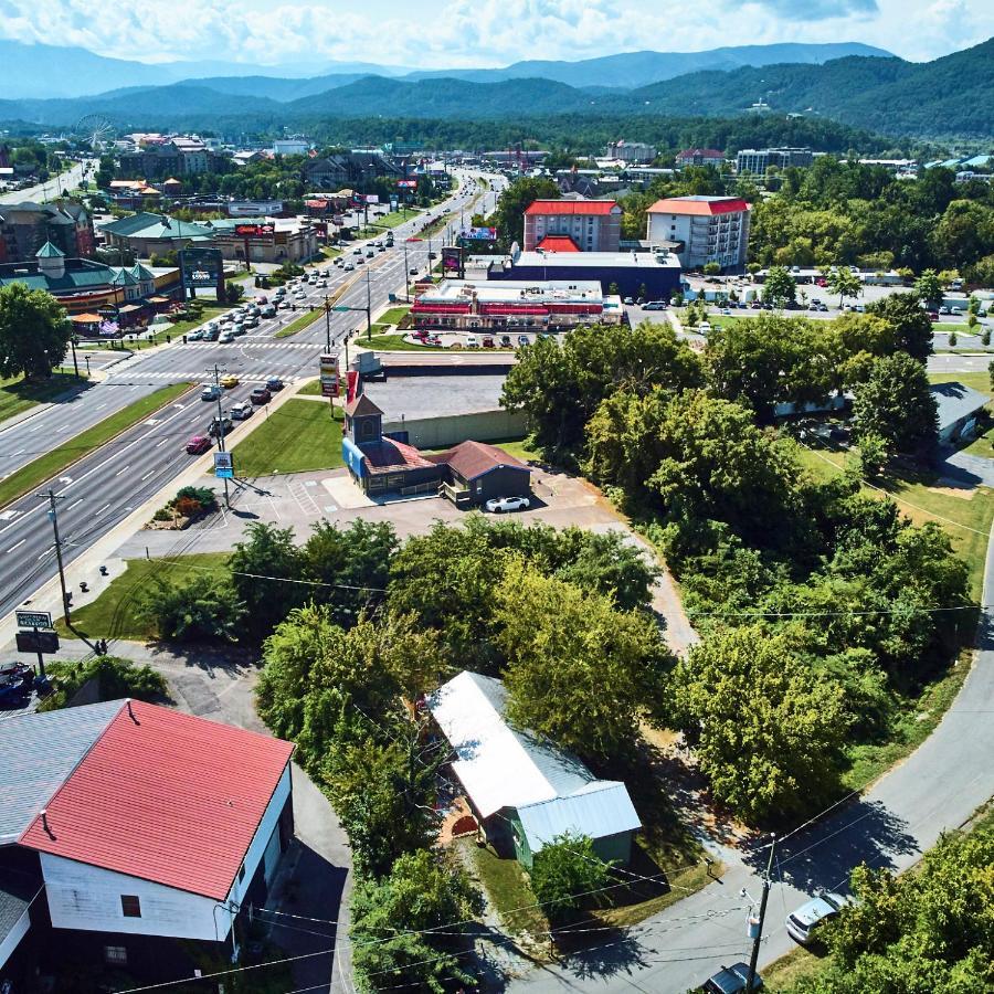 Steps From Downtown Pigeon Forge Parkway + Private Hottub And Firepit - Wifi - Firefly Bungalows Dış mekan fotoğraf