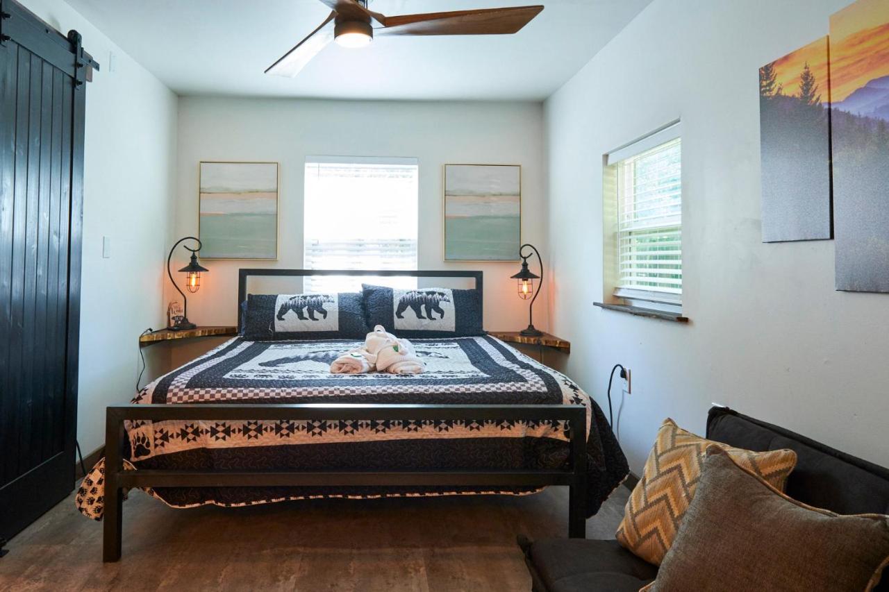 Steps From Downtown Pigeon Forge Parkway + Private Hottub And Firepit - Wifi - Firefly Bungalows Dış mekan fotoğraf