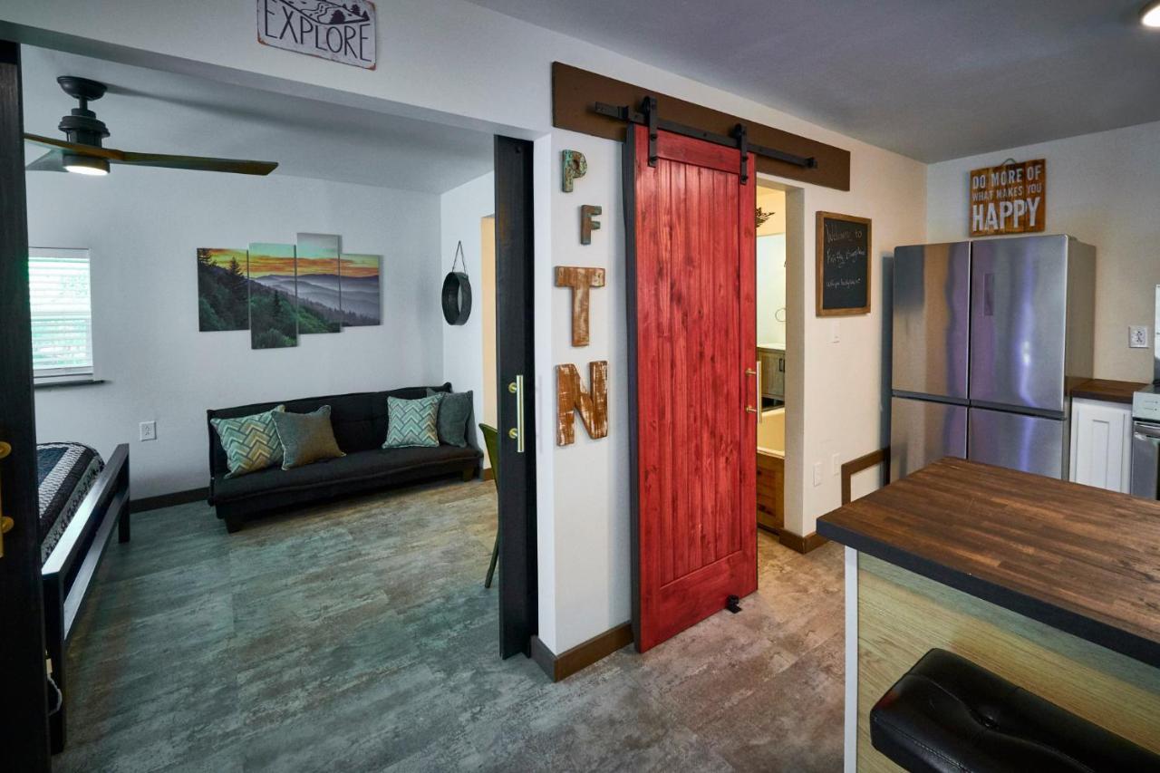 Steps From Downtown Pigeon Forge Parkway + Private Hottub And Firepit - Wifi - Firefly Bungalows Dış mekan fotoğraf