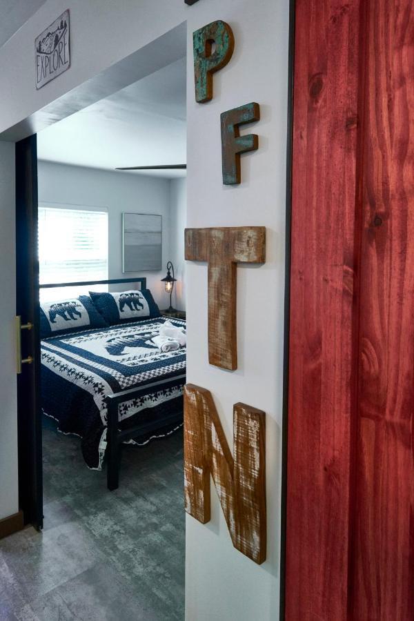 Steps From Downtown Pigeon Forge Parkway + Private Hottub And Firepit - Wifi - Firefly Bungalows Dış mekan fotoğraf