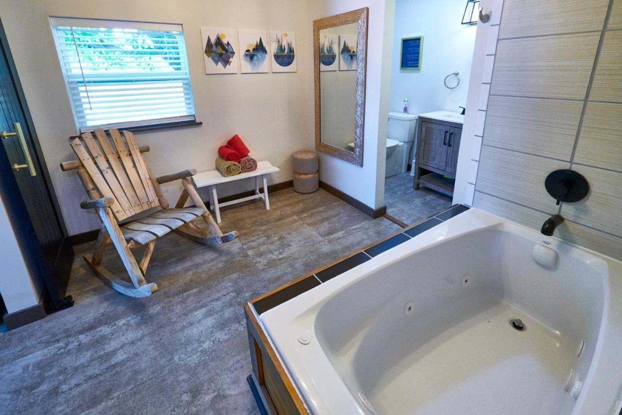 Steps From Downtown Pigeon Forge Parkway + Private Hottub And Firepit - Wifi - Firefly Bungalows Dış mekan fotoğraf