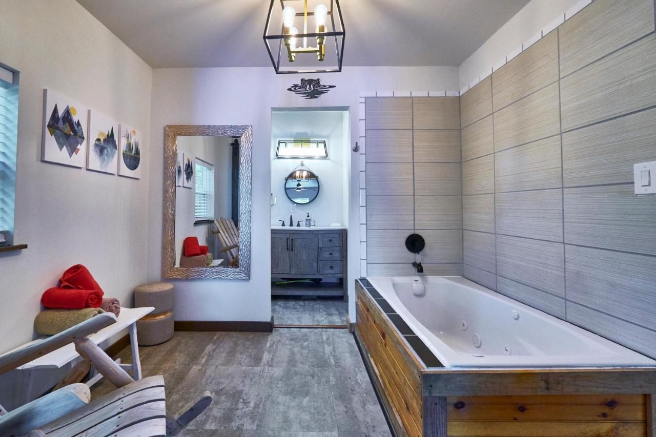Steps From Downtown Pigeon Forge Parkway + Private Hottub And Firepit - Wifi - Firefly Bungalows Dış mekan fotoğraf