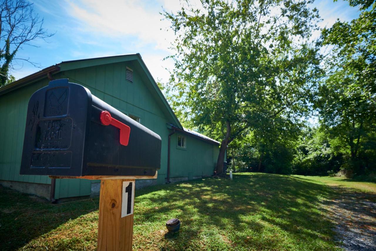Steps From Downtown Pigeon Forge Parkway + Private Hottub And Firepit - Wifi - Firefly Bungalows Dış mekan fotoğraf