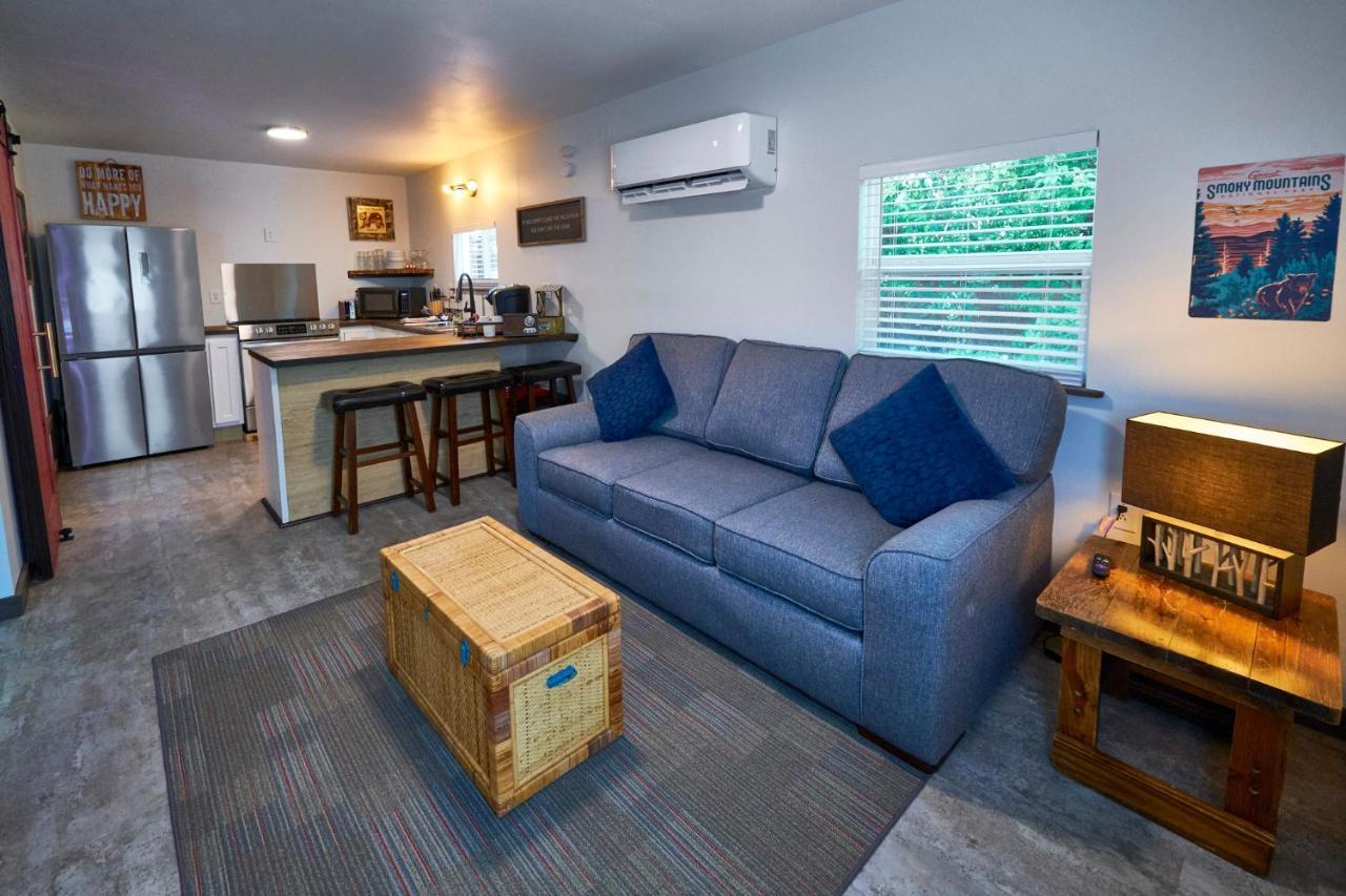 Steps From Downtown Pigeon Forge Parkway + Private Hottub And Firepit - Wifi - Firefly Bungalows Dış mekan fotoğraf