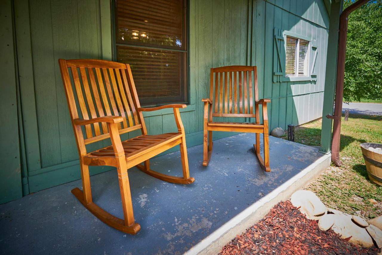 Steps From Downtown Pigeon Forge Parkway + Private Hottub And Firepit - Wifi - Firefly Bungalows Dış mekan fotoğraf