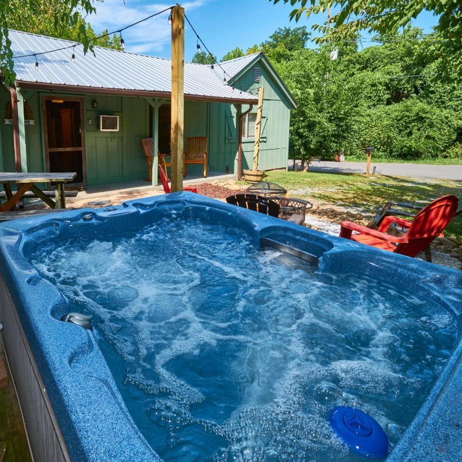 Steps From Downtown Pigeon Forge Parkway + Private Hottub And Firepit - Wifi - Firefly Bungalows Dış mekan fotoğraf