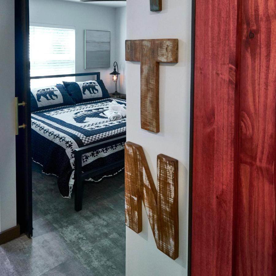 Steps From Downtown Pigeon Forge Parkway + Private Hottub And Firepit - Wifi - Firefly Bungalows Dış mekan fotoğraf