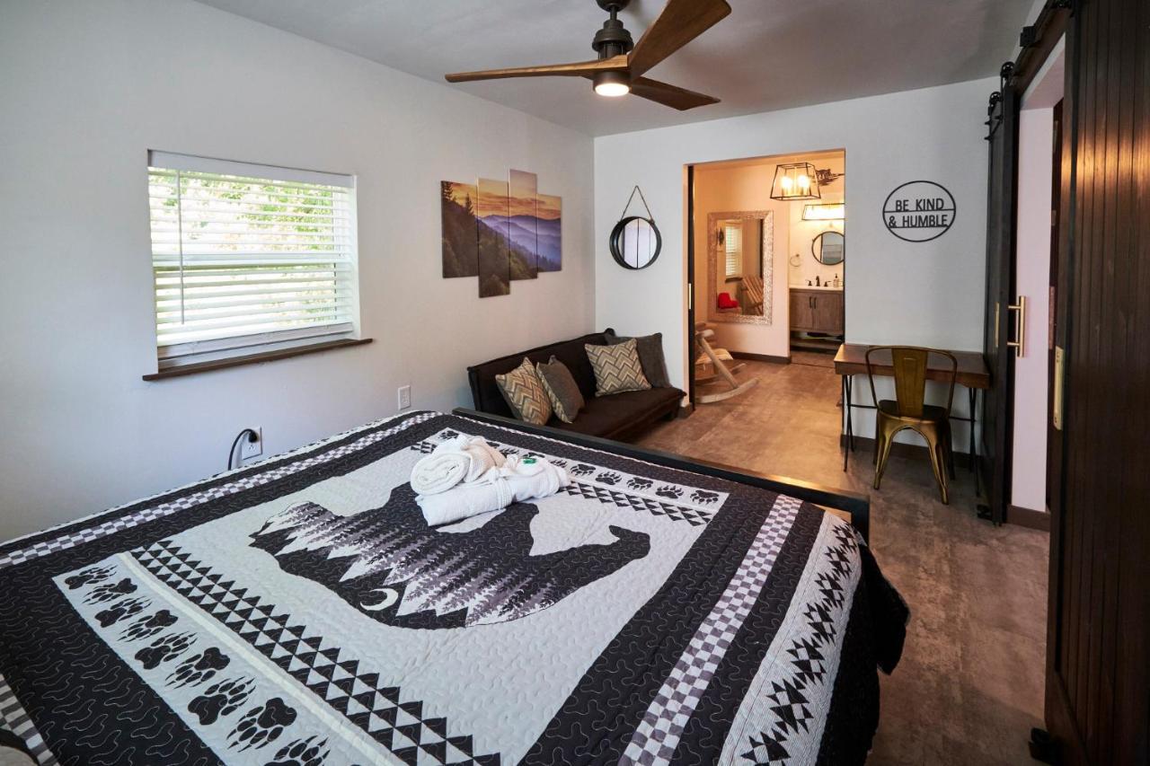Steps From Downtown Pigeon Forge Parkway + Private Hottub And Firepit - Wifi - Firefly Bungalows Dış mekan fotoğraf
