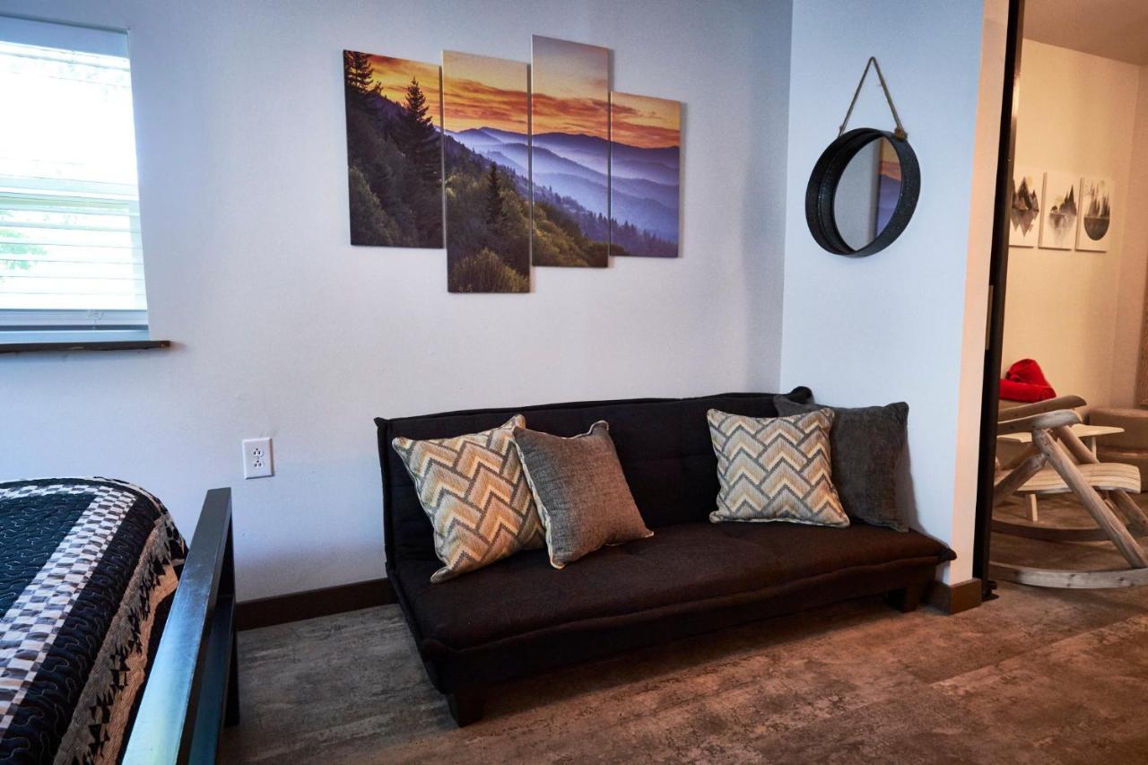 Steps From Downtown Pigeon Forge Parkway + Private Hottub And Firepit - Wifi - Firefly Bungalows Dış mekan fotoğraf