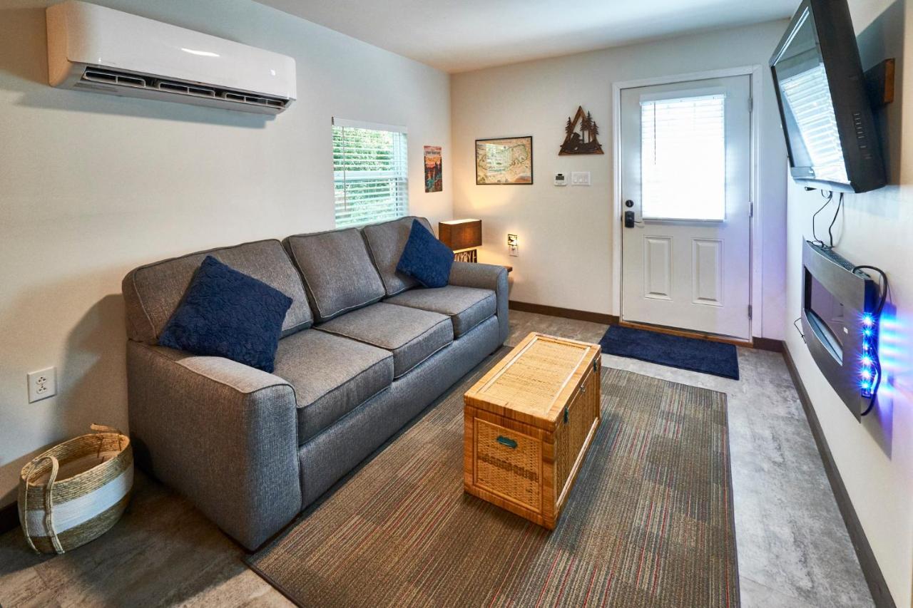Steps From Downtown Pigeon Forge Parkway + Private Hottub And Firepit - Wifi - Firefly Bungalows Dış mekan fotoğraf