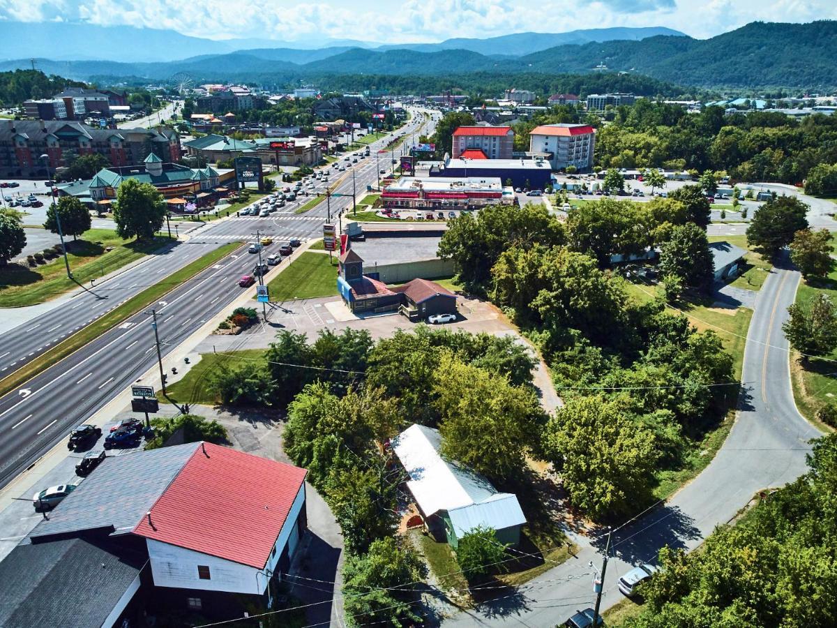 Steps From Downtown Pigeon Forge Parkway + Private Hottub And Firepit - Wifi - Firefly Bungalows Dış mekan fotoğraf