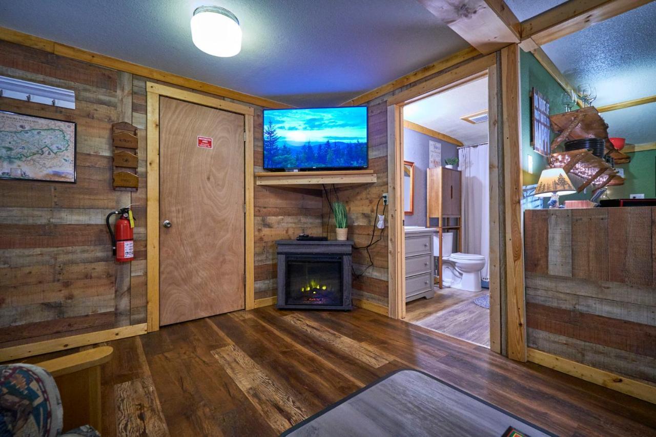 Steps From Downtown Pigeon Forge Parkway + Private Hottub And Firepit - Wifi - Firefly Bungalows Dış mekan fotoğraf
