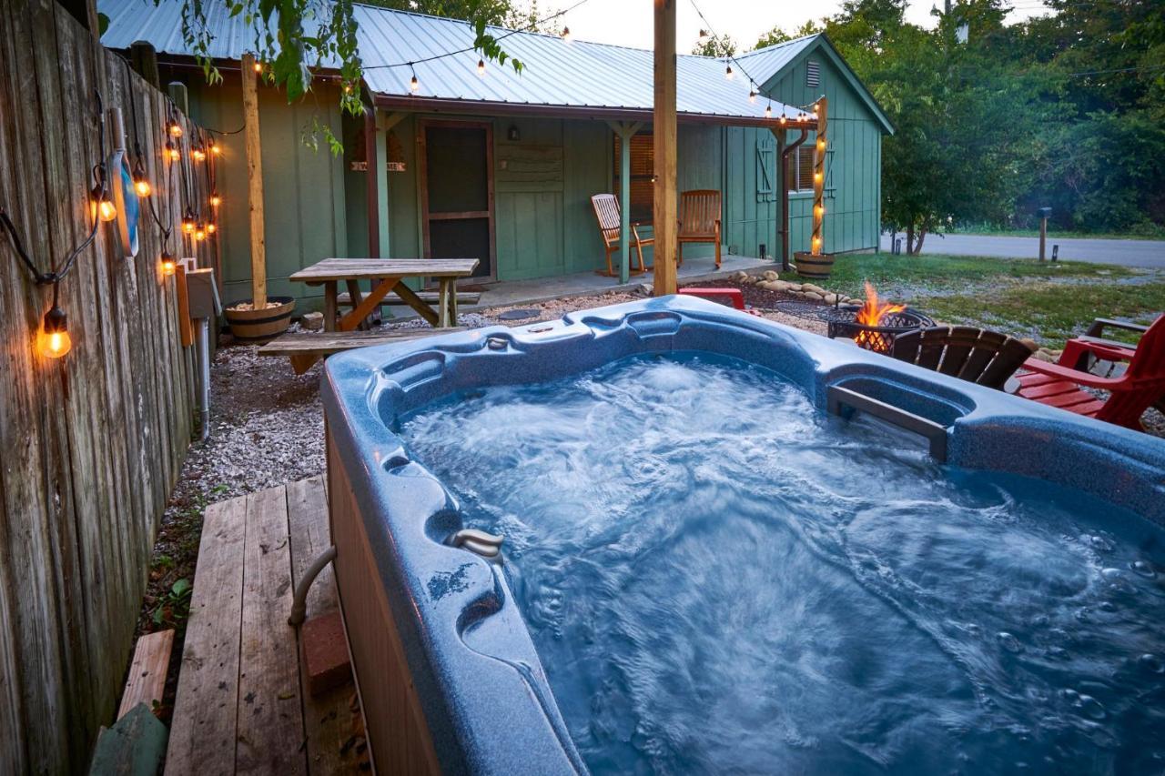 Steps From Downtown Pigeon Forge Parkway + Private Hottub And Firepit - Wifi - Firefly Bungalows Dış mekan fotoğraf