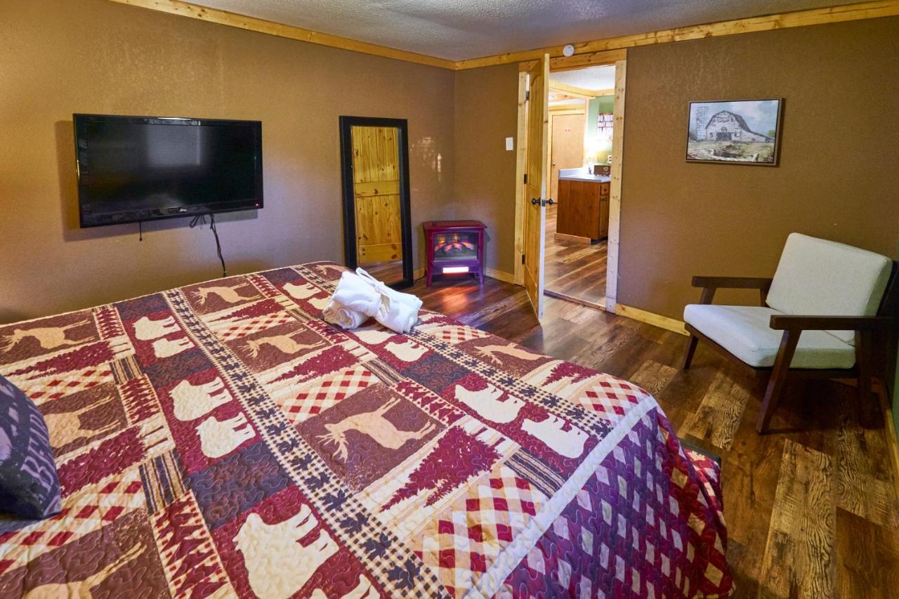Steps From Downtown Pigeon Forge Parkway + Private Hottub And Firepit - Wifi - Firefly Bungalows Dış mekan fotoğraf